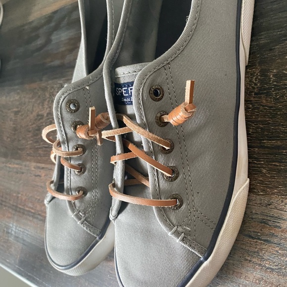 Sperry shoes women’s six 8. Can fit a 7.5 too. - Picture 3 of 4